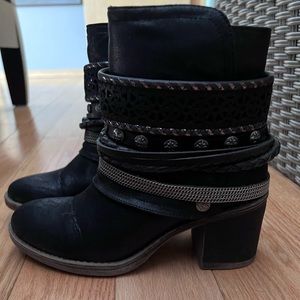 Soft Moc Black biker boots